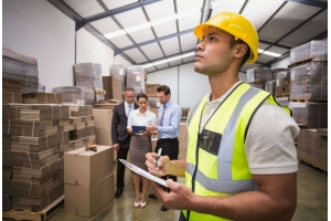 如何處理國際快遞包裹的簽收問題，特別是當收件人不在時?